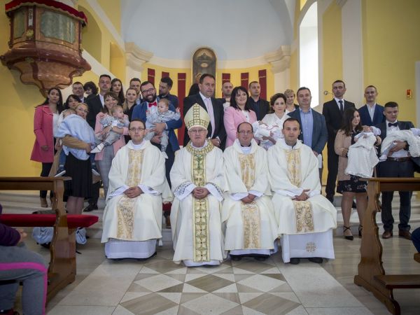 Biskup Križić u Gospiću krstio osmero djece