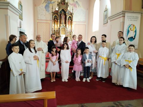 Gospićko-senjska biskupija - U Donjem Pazarištu kršteno sedmo dijete u obitelji Kolačević